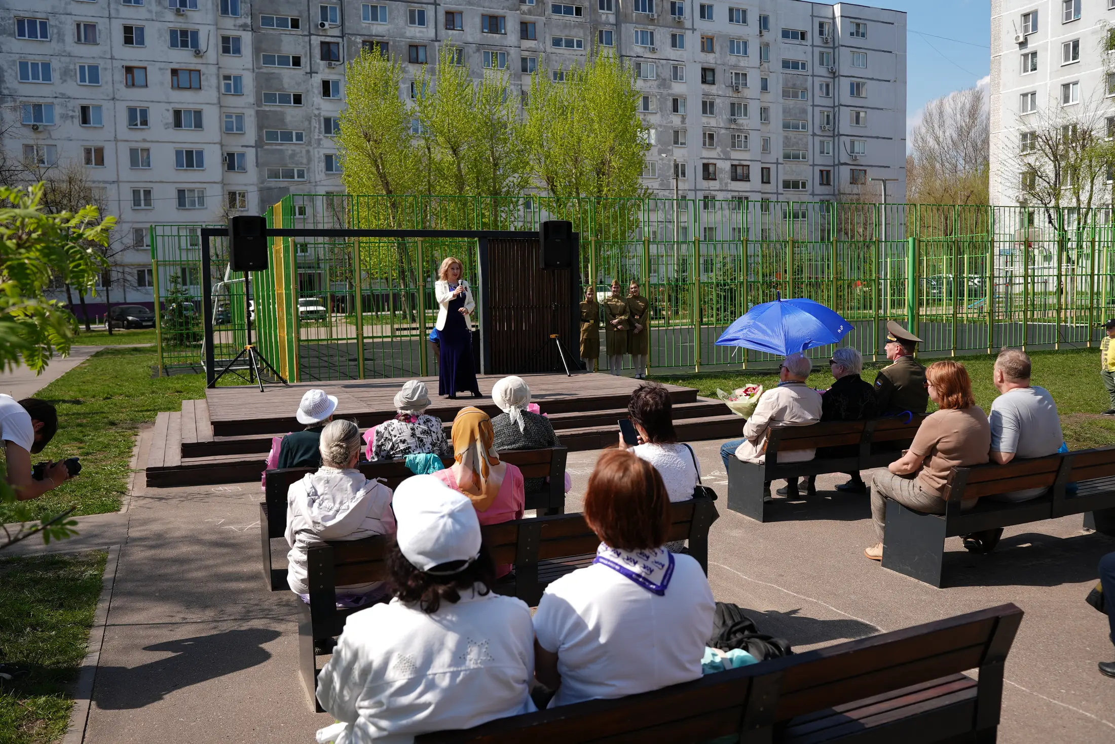 Концерт во дворе для ветеранов